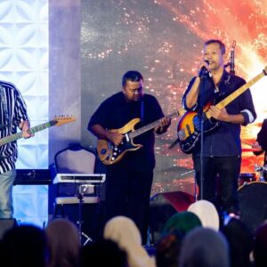 Penampilan grup musik jazz di panggung Khanduri Jazz 2026 Banda Aceh dengan latar layar LED merah.