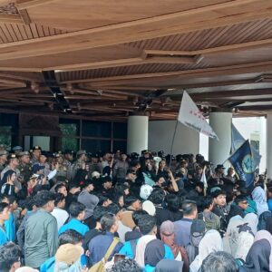 Massa demo Kantor Gubernur tuntut cabut Pergub JKA