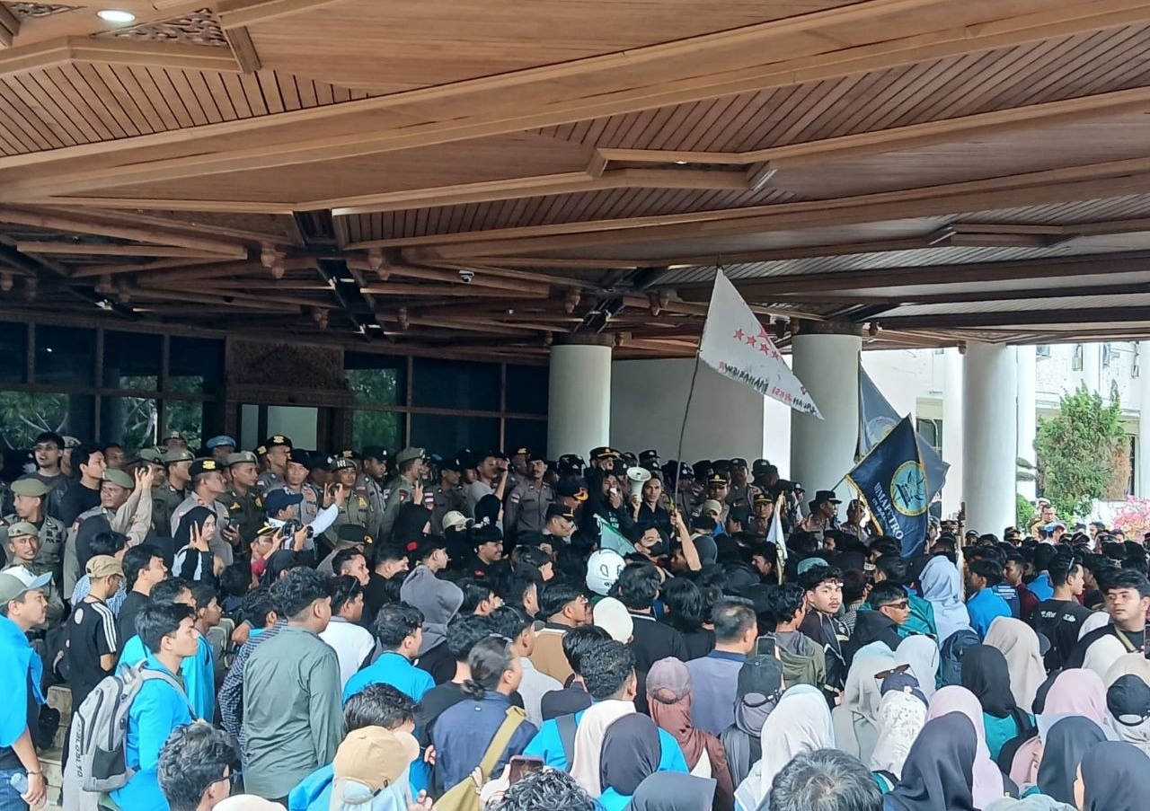 Massa demo Kantor Gubernur tuntut cabut Pergub JKA